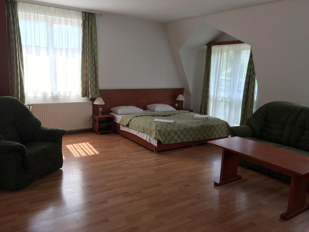 Hotel Kristaly Hajdúszoboszló Buitenkant foto